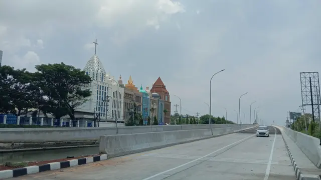 Kementerian PUPR telah menyelesaikan pembangunan Flyover Ahmad Yani yang menghubungkan Jalan Madukoro dengan Bandara Ahmad Yani, Semarang, Jawa Tengah.