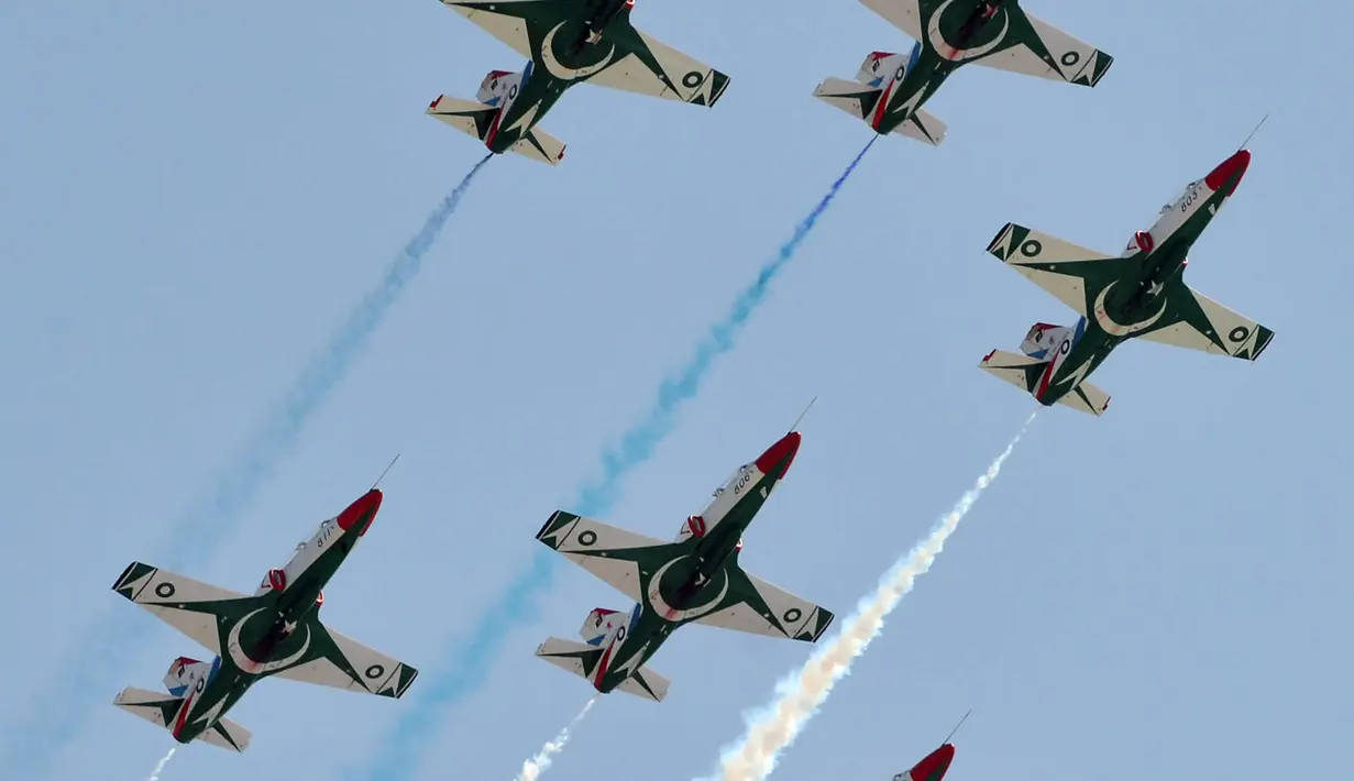 Tim aerobatik tampil selama perayaan untuk memperingati Hari Kemerdekaan Pakistan di Karachi (14/8). Kemerdekaan Pakistan sehari sebelum hari kemerdekaan India pada 15 Agustus. (AFP Photo/Rizwan Tabassum)