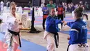 Atlet karate wanita negara Italia saat latihan pemanasan pada pembukaan Kejuaraan Dunia Shotokan Karate-Do International Federation (SKIF) 2016 di JIExpo Kemayoran Jakarta, Sabtu (27/8). (Liputan6.com/Immanuel Antonius)