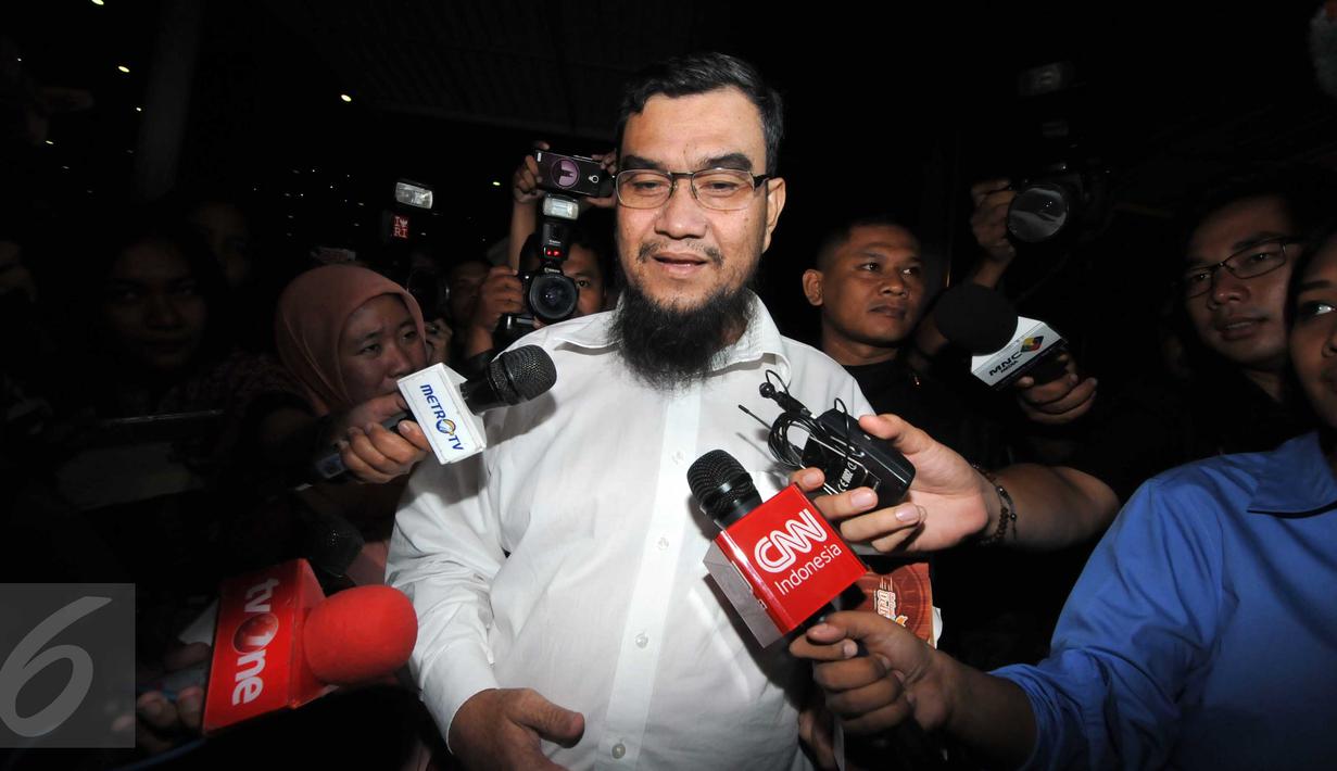 Anggota DPRD Sumut Kamaluddin Harahap seusai menjalani pemeriksaan di Gedung KPK, Jakarta, Jumat (6/11). Kamaluddin diperiksa sebagai saksi untuk tersangka Gubernur Sumatera Utara nonaktif Gatot Pujo Nugroho. (Liputan6.com/Helmi Afandi)