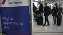 Pelancong untuk Amerika Serikat tiba di meja Air France di bandara Charles de Gaulle, utara Paris, Senin (8/11/2021). Anggota keluarga akan terhubung kembali dengan orang yang dicintai setelah lebih dari satu setengah tahun terpisah karena pandemi. (Foto AP/Christophe Ena)