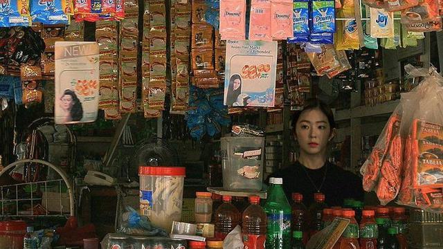 6 Editan Foto Idol K-Pop saat Jadi Penjaga Warung, Kocak Banget