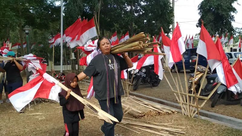 Semangat Emak-emak Pasang Ribuan Bendera di Halaman Gedung Perundingan Linggarjati