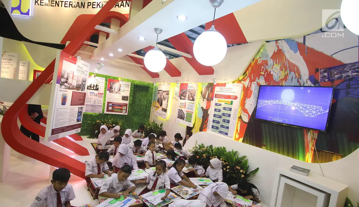 Sejumlah murid SD saat mengunjungi acara Indonesia Science Expo 2017 di Gedung Balai Kartini, Jakarta, Senin (23/10). Pameran ini berlangsung sampai tanggal 26 Okteber 2017. (Liputan6.com/Immanuel Antonius)