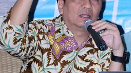 Efendi Simbolon menyebut sistem neolib merupakan mazhab yang melingkari kepemimpinan Jokowi saat diskusi bertajuk “Adakah Harapan di Tengah Oligarki Pengelolaan Migas” di Cikini, Jakarta, (8/5/2015). (Liputan6.com/Helmi Afandi)