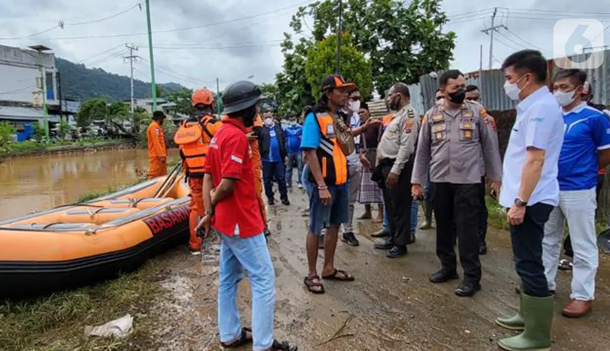 Karyawan BRI dan Kepolisian setempat bersiap membagikan makanan siap saji kepada masyarakat terdampak banjir menggunaka perahu karet di Abepura, Jayapura, Papua. BRI berkoordinasi dengan berbagai pihak untuk bersinergi sebagai upaya meringankan beban masyarakat. (Liputan6.com/HO/Humas BRI)