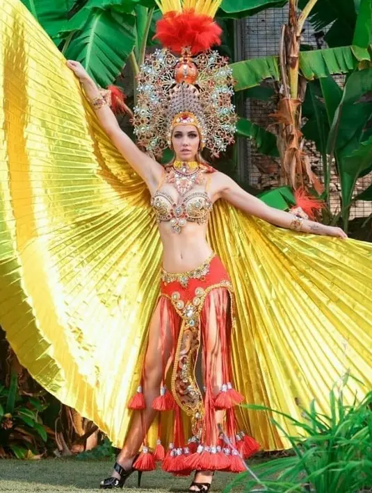 Menyusul kemudian Dana Tomuta dari spanyol yang meraih juara ketiga Best National Costume bertemakan karnaval. Warna kuning dan merah yang mendominasi rupanya terinspirasi dari warna bendera negaranya lho!. (Instagram/sweetpageants_).