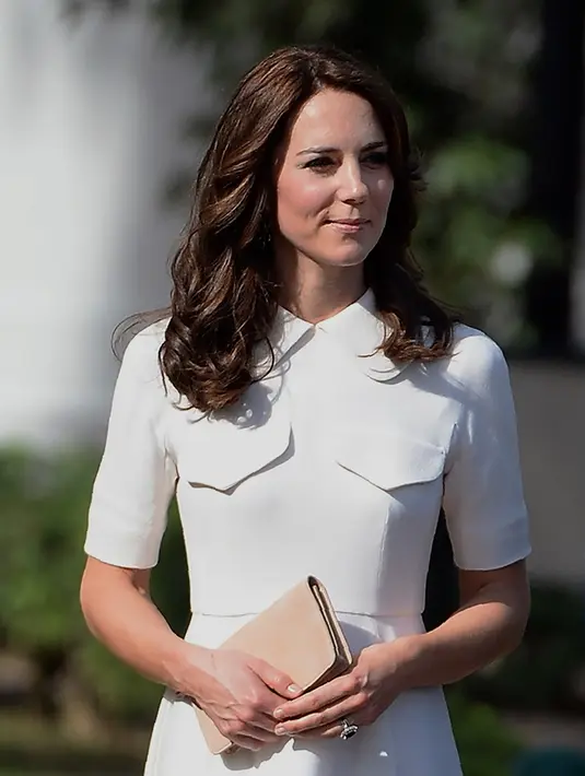 Pastinya Kate Middleton dipenuhi kesibukan dan aktivitas yang menyangkut kenegaraan. Tentu saja Kate Middleton sering keliling dunia untuk melakukan tur dunia bersama sang suami Pangeran William. (AFP/Bintang.com) 