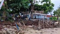 Kondisi bibir pantai Lakey pasca dihantam ombak besar semalam. Kios milik warga di sepanjang pantai ikut terdampak. (Foto: Istimewa/Miftahul Yani)
