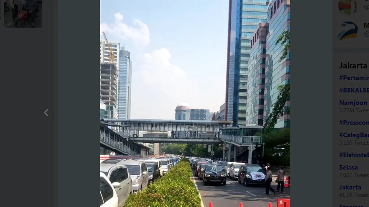Demo di Depan Gedung Lippo, Kuningan Macet Parah