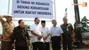 Diantara tokoh yang hadir, nampak Budayawan,Taufik Ismail mengenakan kopiah hitam. (Liputan6.com/Herman Zakharia)