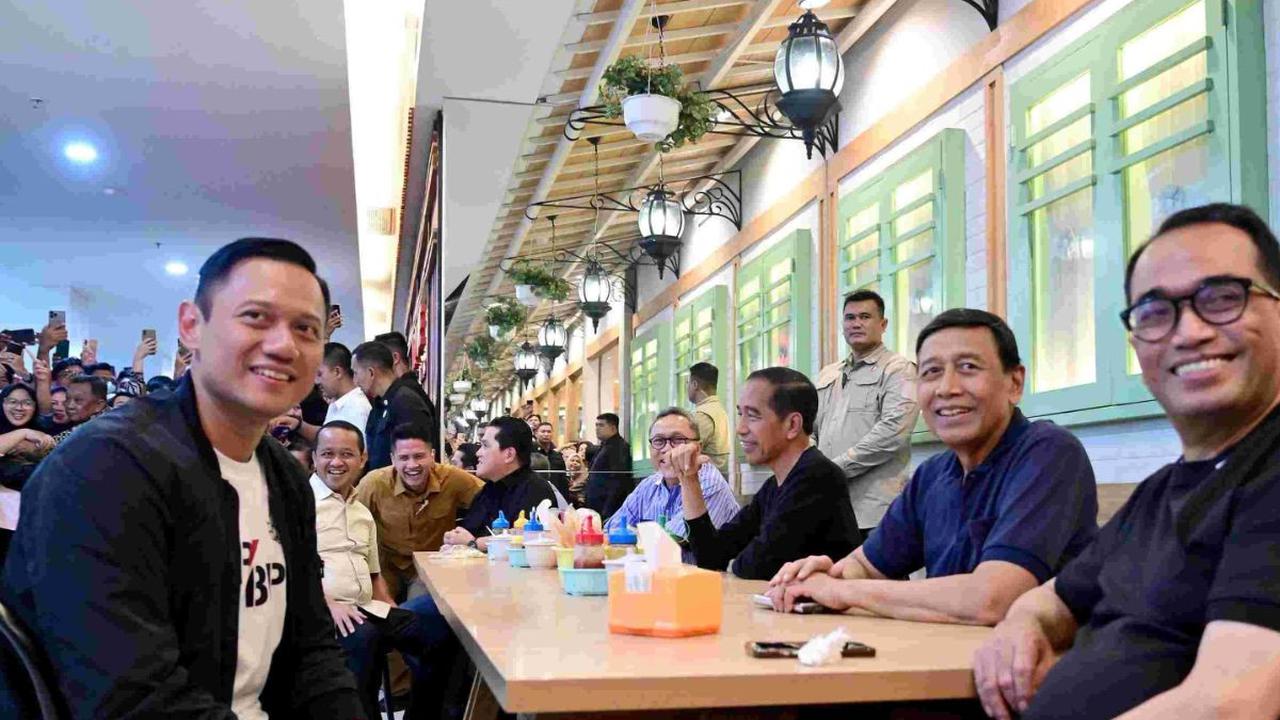 Ketua Umum Demokrat ini merasa bahagia karena masyarakat mencintai kepemimpinan Jokowi. Dia berkata, Jokowi adalah presiden yang dengan rakyat.