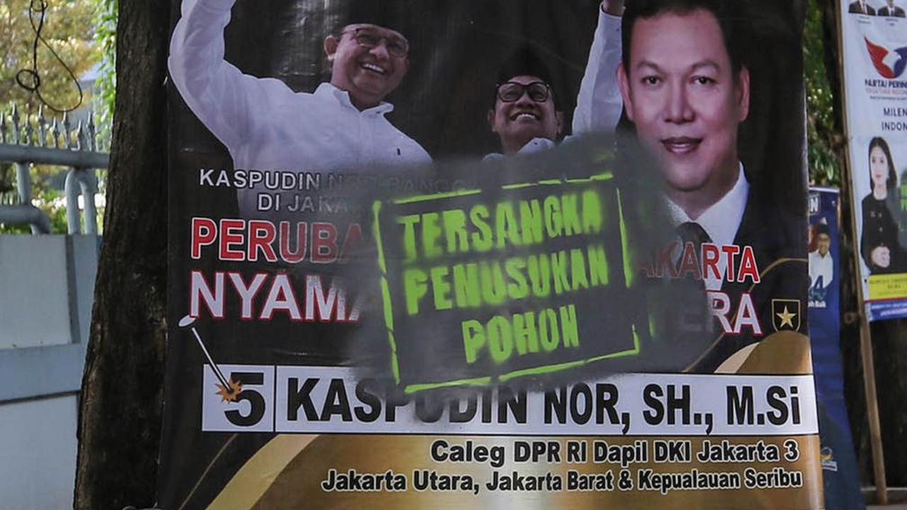 Ketika ditancapkan paku ke pohon, jaringan luar yang ada di batang pohon yang seharusnya berguna untuk melindungi jaringan dalam pohon, lama-kelamaan bisa membuat bakteri masuk.<br>