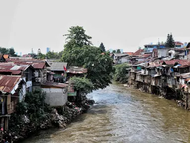 Suasana permukiman kumuh bantaran kali ciliwung di kawasan Manggarai, Jakarta, Sabtu (9/1). Kementerian Pekerjaan Umum dan Perumahan Rakyat (PUPR) tengah menggarap Program Kota Tanpa Kumuh (kotaku). (Liputan6.com/Faizal Fanani)