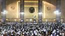 Ratusan warga melakukan salat gerhana matahari di Masjid Istiqlal, Jakarta, Rabu (9/3/2016). Salat gerhana tersebut diadakan sebagai ungkapan syukur atas kuasa Allah SWT. (Liputan6.com/Herman Zakharia)