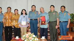 Citizen6, Jakarta: Panglima TNI Laksamana TNI Agus Suhartono didampingi Asops Panglima TNI dan Kapuspen TNI menerima kunjungan Prof. Dr. H. Arief Rachman di ruang tamu Panglima TNI Mabes TNI Cilangkap Jakarta, Jumat (22/6). (Pengirim: Badarudin Bakri).