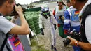Pembalap Formula Satu dari tim Williams, Felipe Massa, dievakuasi dari lintasan usai mengalami kecelakaan hebat di tikungan pertama GP Jerman di Sirkuit Hockenheim, (20/7/2014). (REUTERS/Kai Pfaffenbach) 