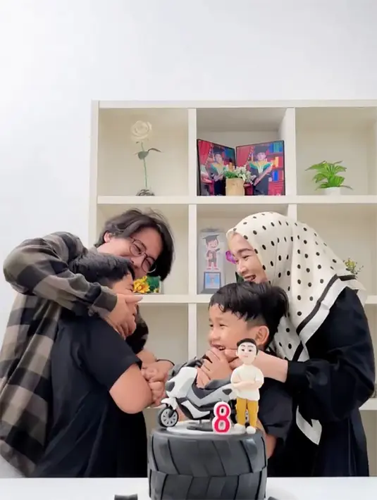 "Adem mba ... Semoga bisa mendapatkan yang terbaik ya kakak," tulis aisyah.abyjaya. "Sejuk bgttt," tulis zzqyll. Dan masih banyak lagi yang memuji kebesaran hati Ririe. [Instagram/ririe_fairus]