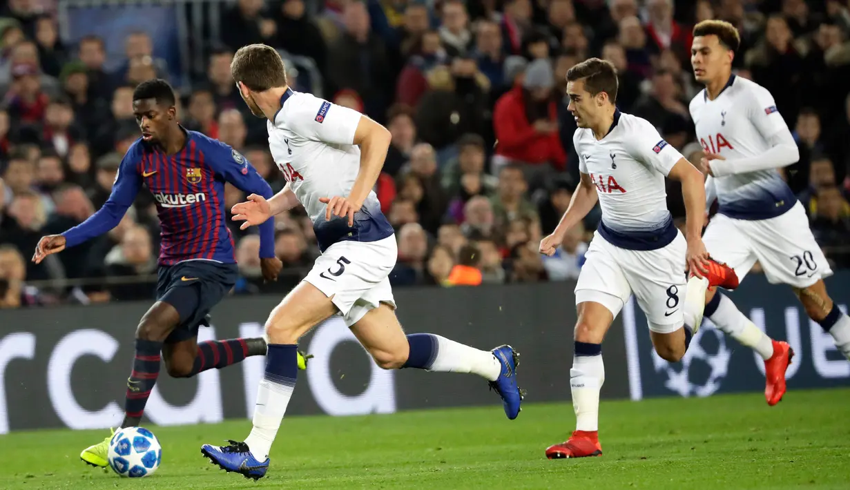Pemain depan Barcelona Ousmane, Dembele (kiri) menggiring bola saat menghadapi Tottenham Hotspur pada matchday keenam Grub B Liga Champions di Stadion Camp Nou, Barcelona, Spanyol, Selasa (11/12). (AP Photo/Emilio Morenatti)