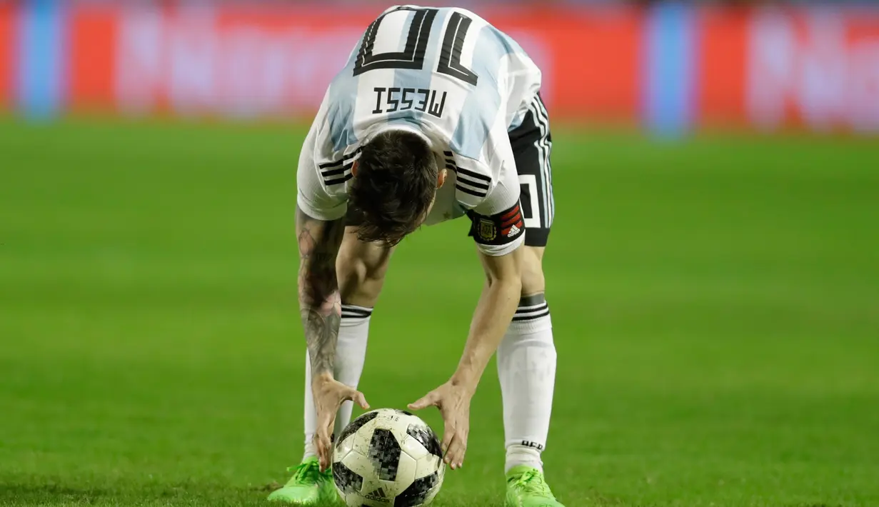 Penyerang Argentina Lionel Messi bersiap melakukan tendangan bebas saat melawan Haiti pada pertandingan persahabatan di stadion Bombonera di Buenos Aires (29/5). (AP / Victor R. Caivano)