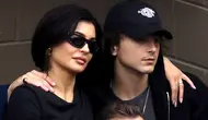 Kylie Jenner dan Timothee Chalamet menyaksikan pertandingan Final Tunggal Putra antara Novak Djokovic dari Serbia dan Daniil Medvedev dari Rusia pada&nbsp;hari ke-14 US Open&nbsp;2023 di USTA Billie Jean King National Tennis Center, Queens, New York City, Amerika Serikat, 10 September 2023. (Sarah Stier/Getty Images/AFP)