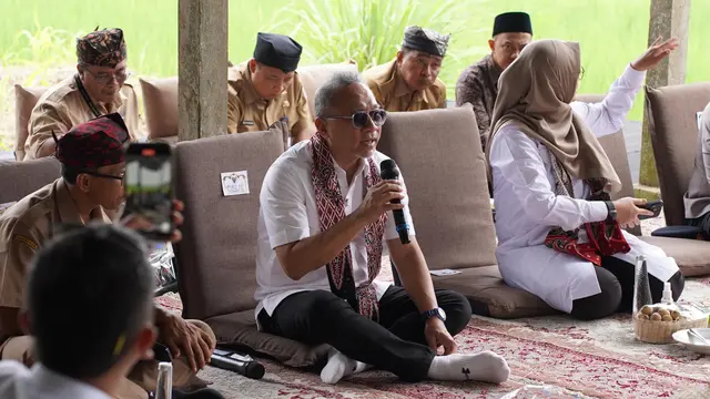 Menteri Koordinator (Menko) Bidang Pangan Zulkifli Hasan (Zulhas) saat berdialog Kelompok Tani 'Nangka' Desa Gumuk, Licin, Banyuwangi, Jawa Timur, Senin (3/2/2025).