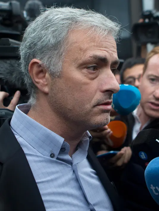 Pelatih Manchester United, Jose Mourinho saat meninggalkan gedung pengadilan di Madrid, Spanyol, (3/11). Mourinho dituduh melakukan penipuan pajak sebesar 3.3 juta euro. (AP Photo / Paul White)