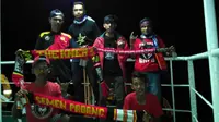 Suporter Semen Padang, The Kmers tergolong militan dalam mendukung tim kesayangan mereka di Piala Jenderal Sudirman, baik saat main di Bali maupun Solo. (Bola.com/Robby Firly)
