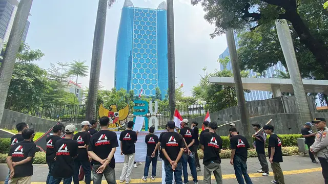 Mahasiswa yang tergabung dalam Mujaddid Aliansi Mahasiswa Pejuang Demokrasi (AMPERA) menggelar aksi damai di depan Kantor Kementerian BUMN, Jakarta, Rabu (30/10/2024).