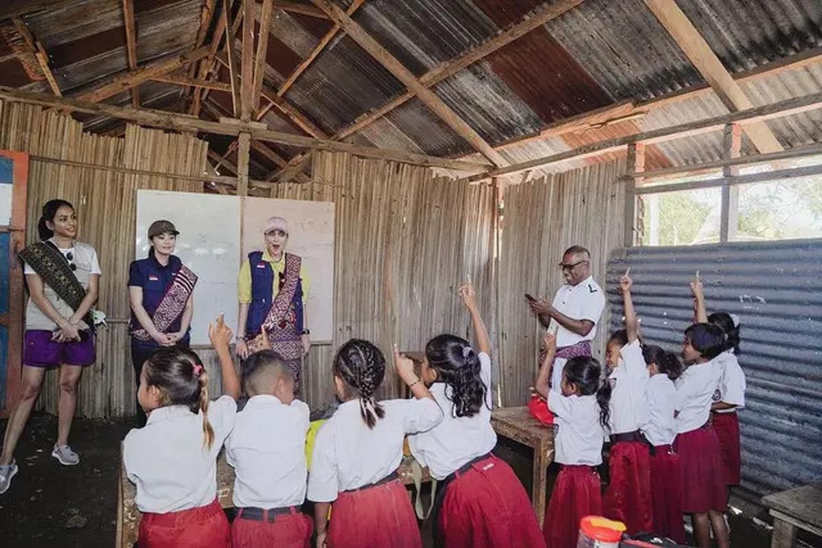 7 Potret Luna Maya dan Maxime Bouttier di Kupang, Beri Bantuan Gedung Sekolah