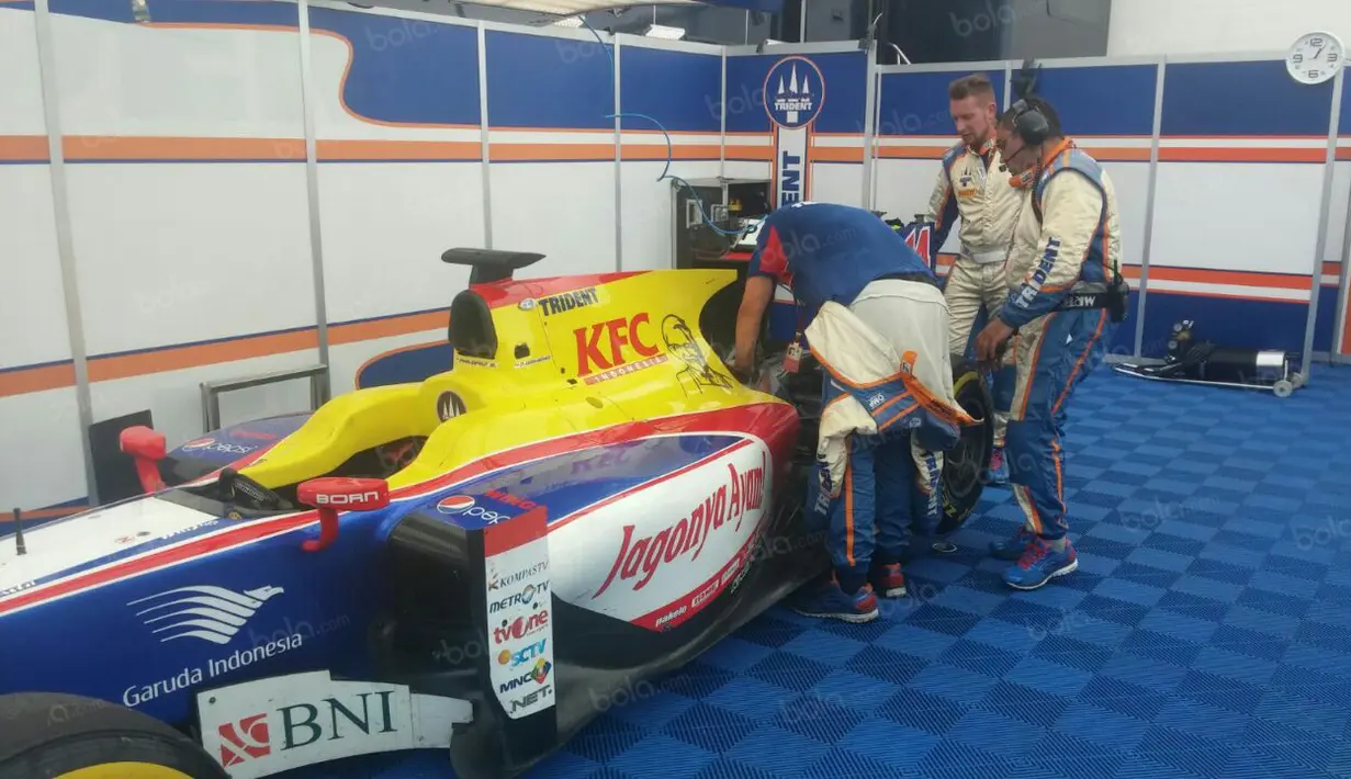 Teknisi Trident mempersiapkan mobil Philo Paz Armand sebelum melakukan tes pada balapan GP2 di Sirkuit Red Bull Ring, Austria, (1/7/2016). (Bola.com/Reza Khomaini)