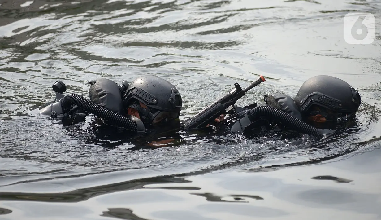 Prajurit Satkopaska TNI AL melakukan infiltrasi ke garis depan penyerbuan di Kompleks Dermaga Pondok Dayung Koarmada I, Jakarta, Selasa (23/6/2020). Kegiatan tersebut merupakan bagian dari Latihan Peperangan Laut Khusus. (merdeka.com/Imam Buhori)