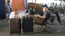 Penumpang menunggu jadwal keberangkatannya di Terminal 3 Bandara Internasional Soekarno Hatta, Banten, Selasa (1/3/2022). Mulai hari ini pemerintah memberlakukan aturan karantina selama 3 hari bagi Pelaku Perjalanan Luar Negeri (PPLN) dengan vaksinasi lengkap dan booster. (Liputan6.com/Angga Yuniar)