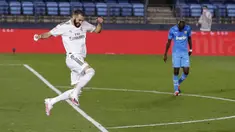 Pemain Real Madrid Karim Benzema melakukan selebrasi usai mencetak gol ke gawang Valencia pada pertandingan La Liga Spanyol di Estadio Alfredo Di Stefano, Madrid, Spanyol, Kamis (18/6/2020). Real Madrid menang 3-0 lewat dua gol Karim Benzema dan satu gol Marco Asensio. (AP Photo Manu Fernandez)