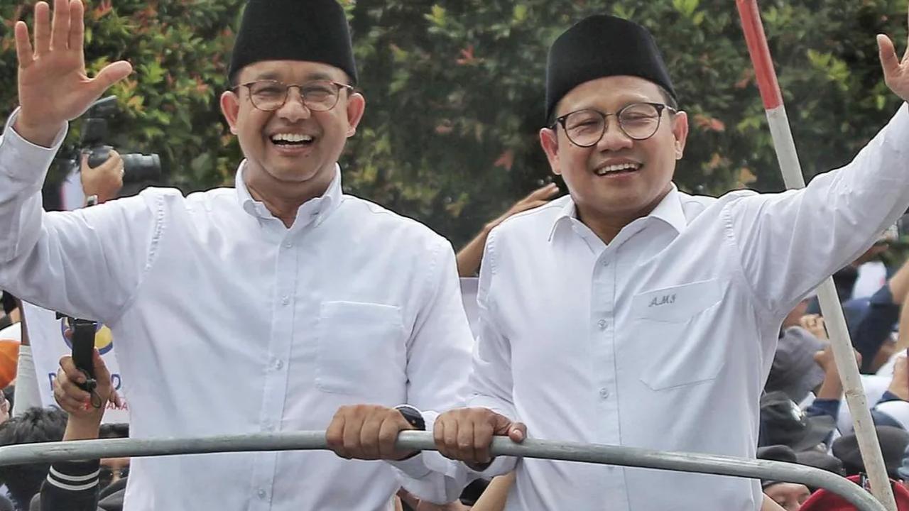 Sambil menyapa para pendukungnya, kedua pasangan tersebut tampil dalam balutan kemeja putih, celana panjang dan peci hitam saat menuju ke KPU RI.