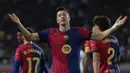 Penyerang Barcelona, Robert Lewandowski melakukan selebrasi usai mencetak gol pertama untuk timnya saat pertandingan Liga Spanyol melawan Getafe CF di Estadi Olimpic Lluis Companys, Barcelona, Rabu 25 September 2024 atau Kamis (26/9/2024) dini hari WIB. (LLUIS GENE/AFP)