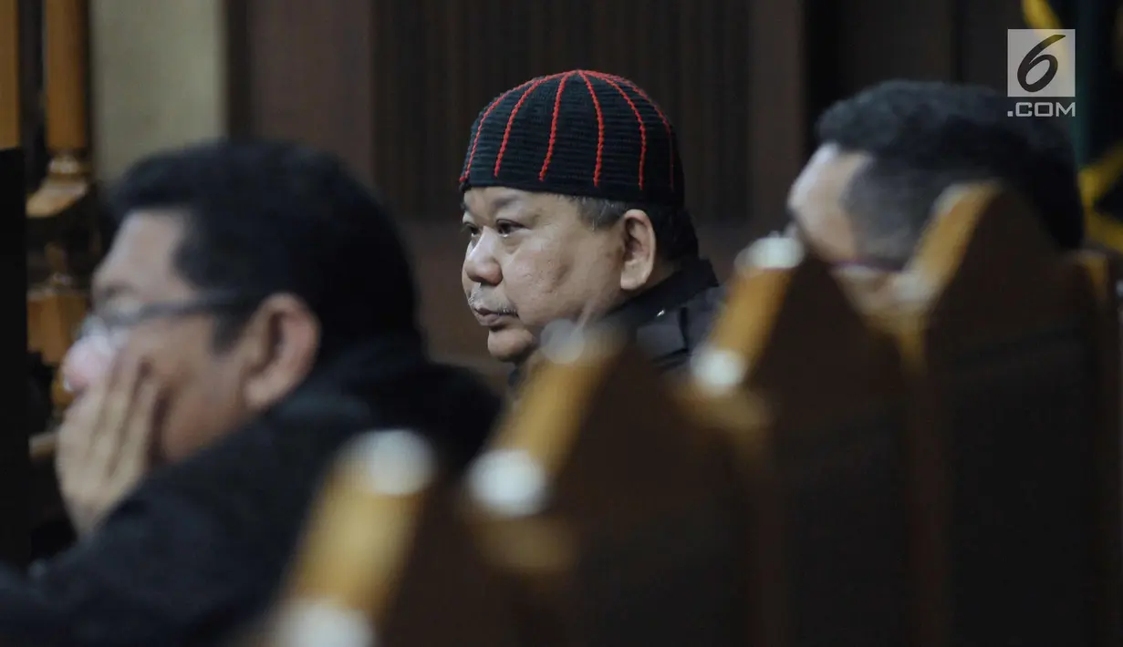 Terdakwa suap pemberian izin lokasi perkebunan di Kutai Kartanegara, Hery Sutanto Gun menyimak keterangan saksi pada sidang lanjutan di Pengadilan Tipikor, Jakarta, Selasa (27/3). Sidang mendengar keterangan saksi. (Liputan6.com/Helmi Fithriansyah)