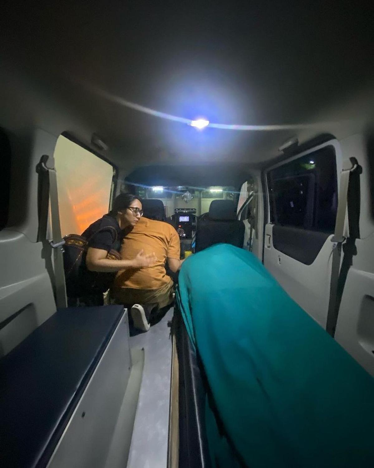 8 Potret Candid Ikang Fawzi Setelah Ditinggal Marissa Haque, Mengaji dan Melamun Sendirian