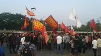 Sejumlah orang berunjuk rasa di depan Gedung DPR terkait akan disahkannya RUU Pilkada. (Liputan6.com/Hanz Jimenez Salim)