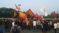 Demo RUU Pilkada di DPR Bentrok, 1 Polisi Terluka 