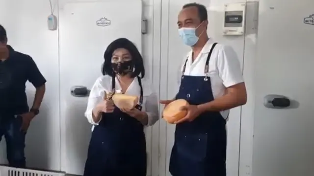 Deputi Bidang Kewirausahaan Kementerian Koperasi dan UMKM Victoria BR Simanungkalit bersama pengurus koperasi, tengah menunjukan salah satu keju hasil olahan milik koperasi Mitrayasa, Pagerageung, Tasikmalaya.