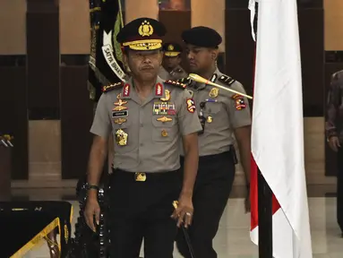 Kapolri Jenderal Pol Idham Azis bersiap memipin serah terima jabatan sejumlah perwira di Mabes Polri Jakarta, Senin (16/12/2019). Kapolri Jenderal Idham Azis melantik Irjen Listyo Sigit Prabowo sebagai Kepala Badan Reserse Kriminal (Kabareskrim). (Liputan6.com/Johan Tallo)