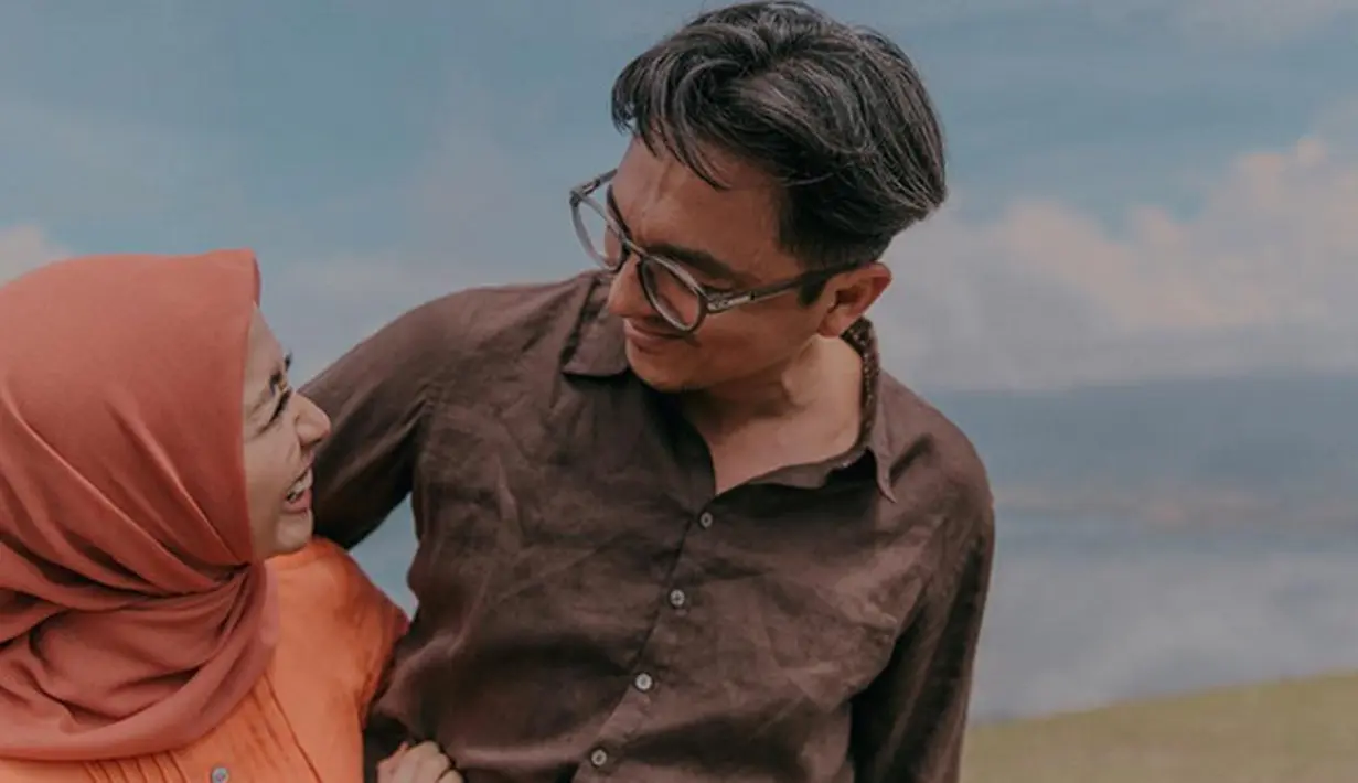 Kisah cinta Laudya Cynthia Bella berjalan cukup singkat. Dalam salah satu statusnya di Instagram, tidak butuh waktu lama hingga akhirnya ia menikah dengan duda satu anak, Engku Emran. Dari kenal hingga nikah hanya lima bulan. (Instagram/alvasus)