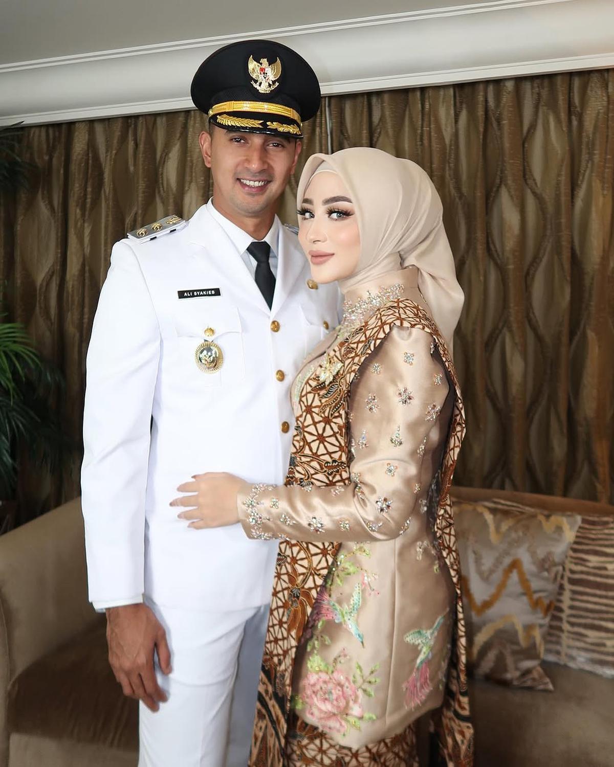 Potret Ali Syakieb Pakai Seragam PDU saat Pelantikan, Margin Resmi Jadi Istri Wakil Bupati