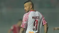 Pemain Persipura Jayapura, Marcel Sacramento saat melawan Persija pada lanjutan Liga 1 Gojek bersama Bukalapak di Stadion Pakansari, Bogor, (25/5/2018).  Persija menang 2-0. (Bola.com/Nick Hanoatubun)