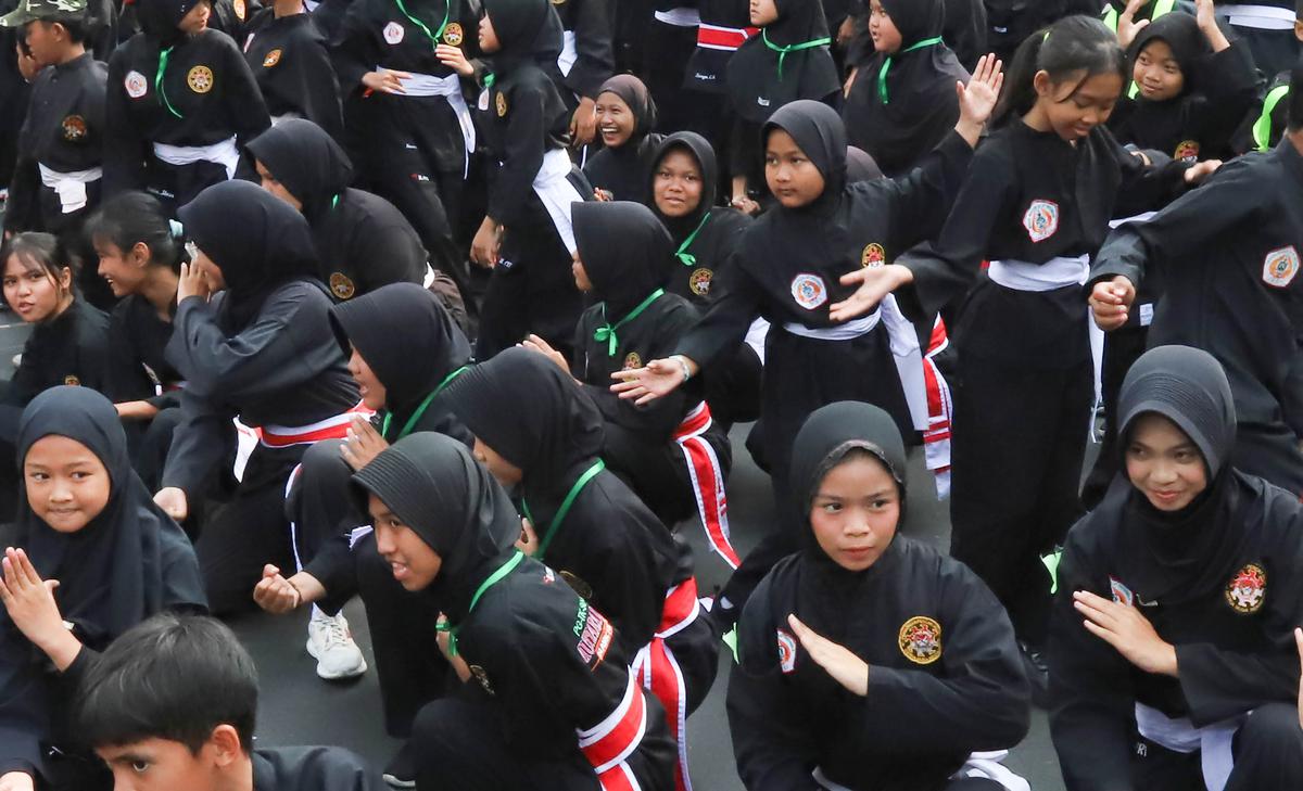Flash Mob 6.000 Pesilat di Bunderan HI