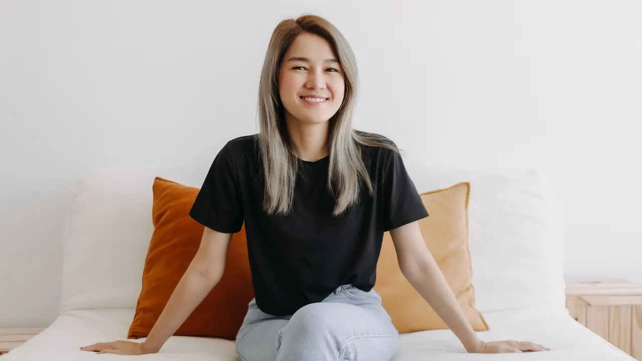 wanita september baju hitam