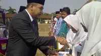 Bupati Tangerang Ahmed Zaki Iskandar menyerahkan bantuan Kartu Pintar Tangerang