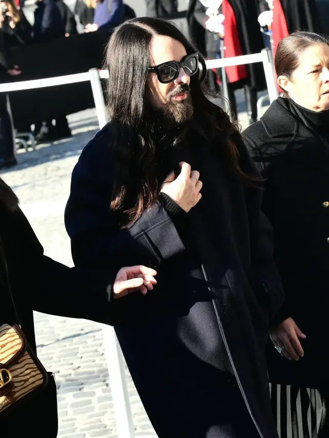 Pemakaman Valentino Garavani Dihadiri Selebriti dan Penggiat Fashion, Anne Hathaway hingga Anna Wintour Tampil Serba Hitam