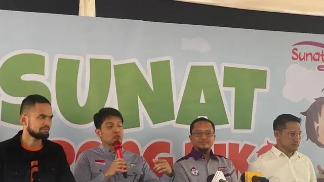 Teuku Wisnu, Arie Untung, Dimas Seto, Aiman Ricky, mengikuti  "Sunat Bareng Riko bagi Masyarakat" di sekitar Pesantren Tahfidz Quran Musawarah dan lingkungannya pada Minggu (21/10/2023).